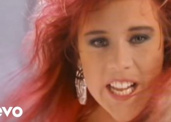 סמנתה פוקס עושה את זה שוב ושוברת את הרשת